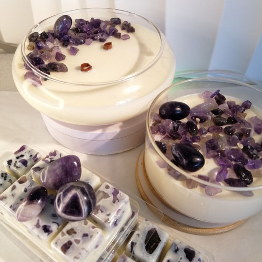 Žvakė indelyje su ametisto akmeniu