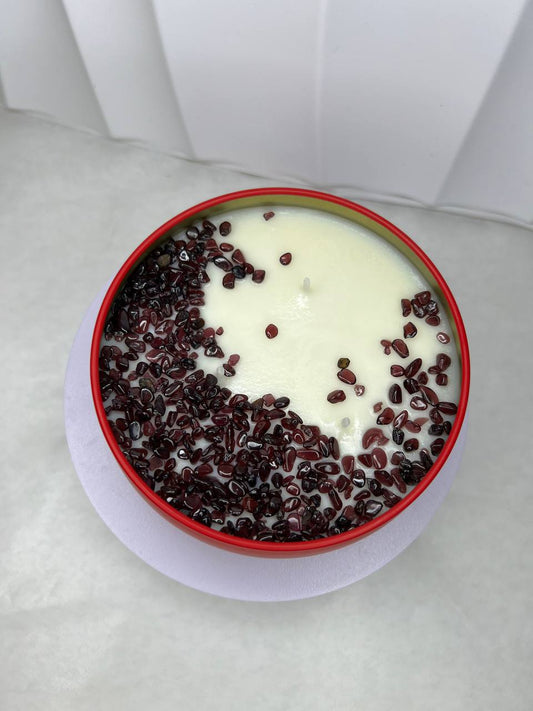 Žvakė indelyje su granato akmeniu